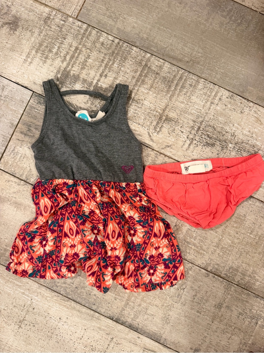 Roxy Girls' Gray Tank with Coral Patterned Skort and Coral Bottoms